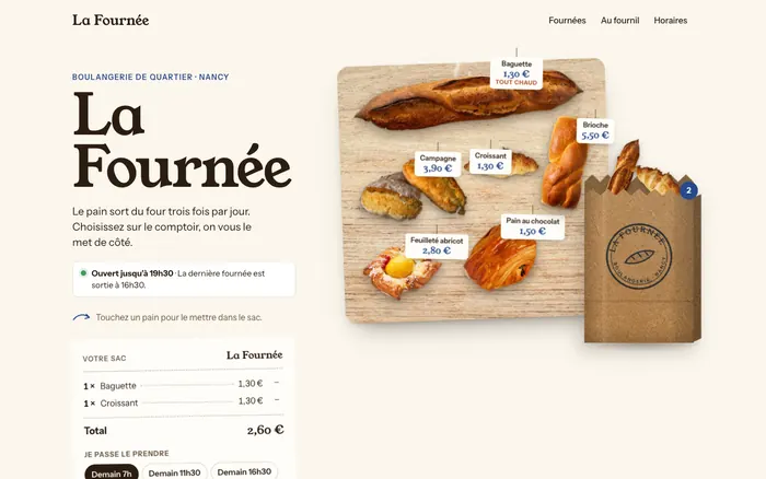 Le comptoir en bois de la boulangerie, six pains étiquetés et le sac en papier kraft, vu sur ordinateur